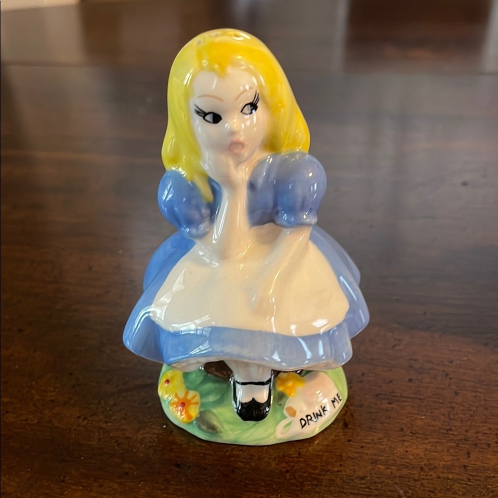 NWOT Alice in Wonderland Salt & Pepper Shaker Set - Picture 4 of 5